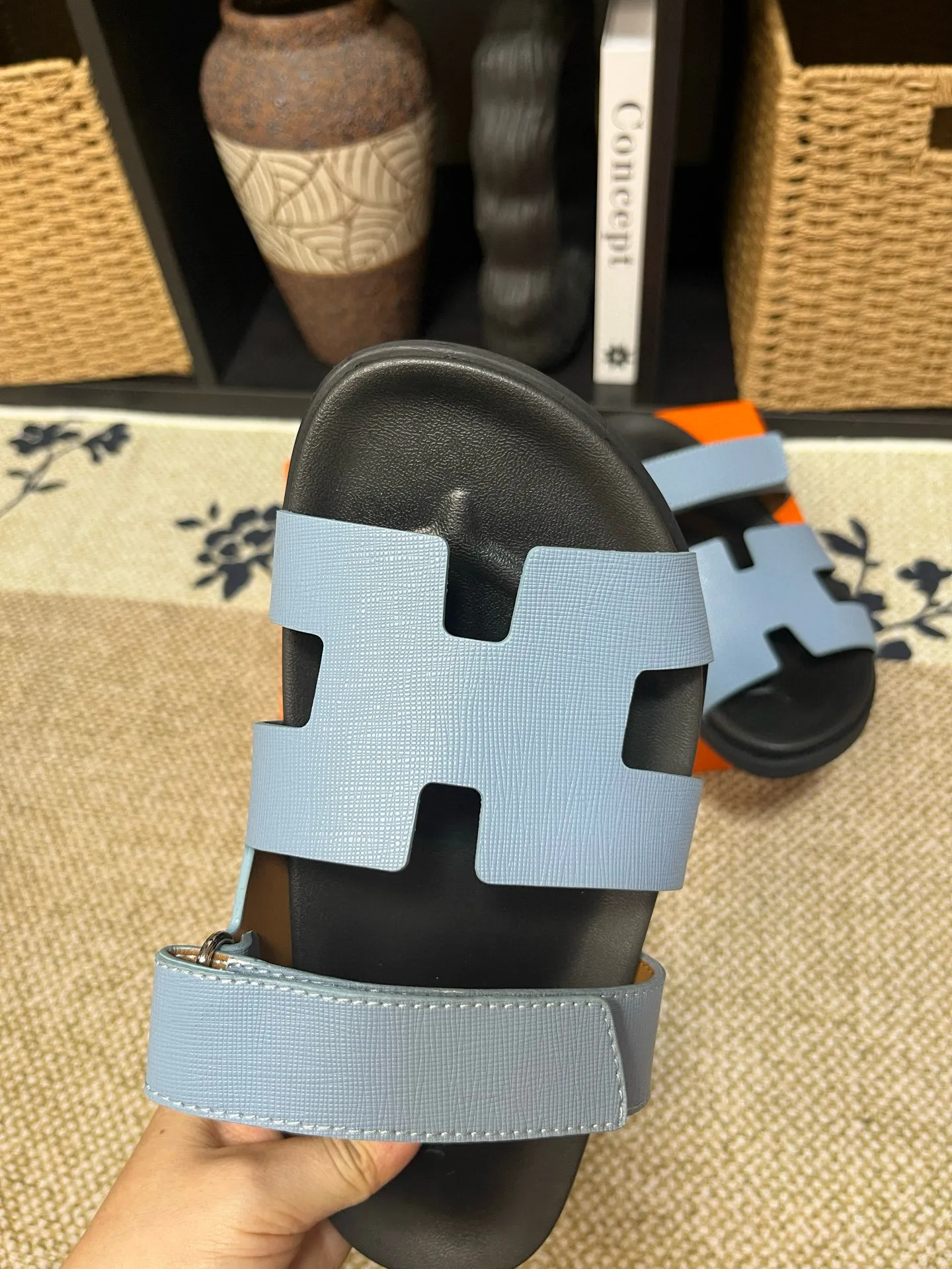 P300 Long-term stock Hermes men’s Kazimir slippers for couples - top quality woven calfskin functional sandals with intertwined uppers inspired by the “H” iconic pattern to create a casual look, perfect for summer. Imported cowhide + cowhide lining + TUP outsole Size: 35-46